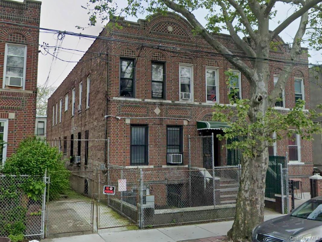 Exterior, Facade, Brick Facade, Rowhouse