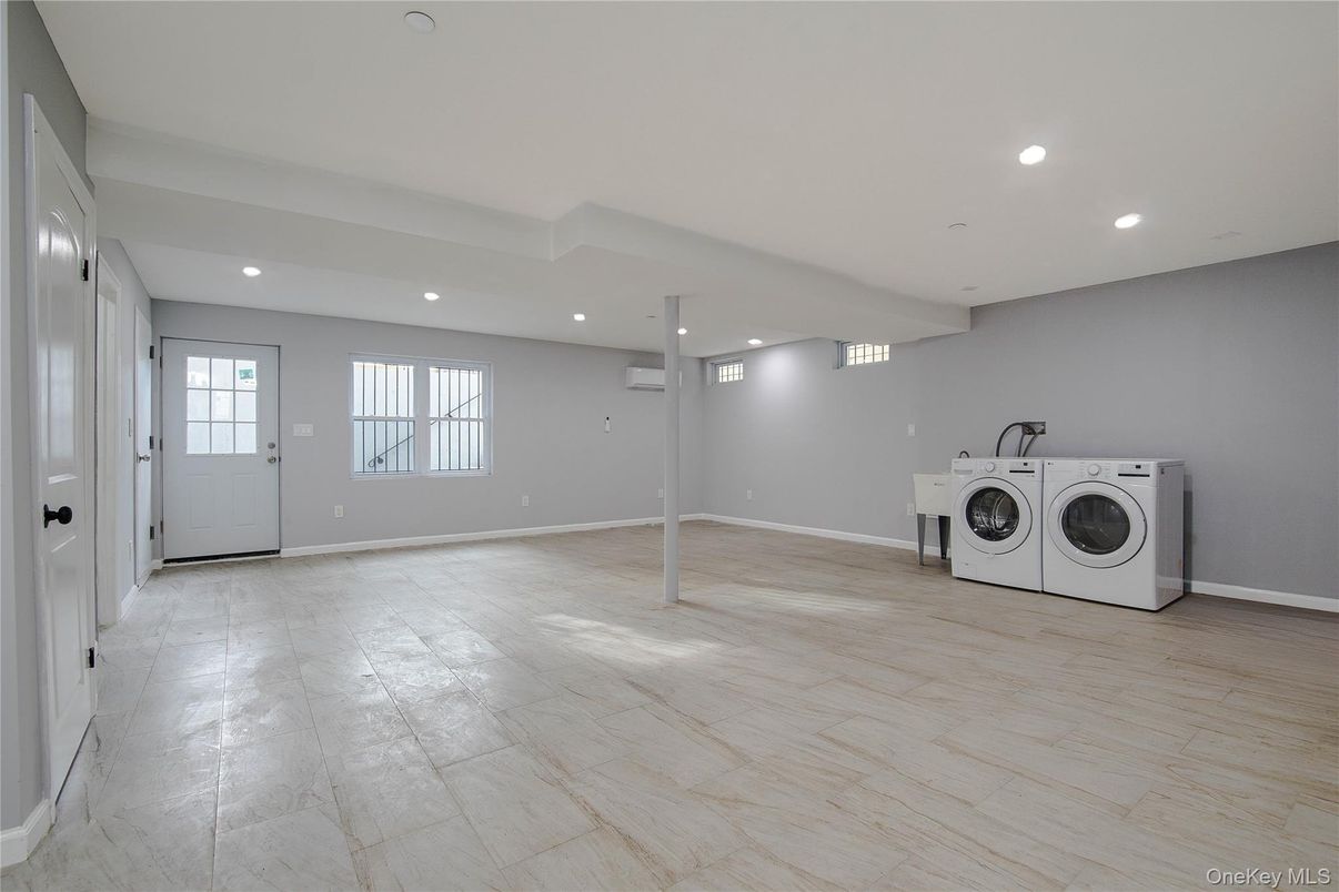 Empty room, Interior, Recessed Lighting, Washer