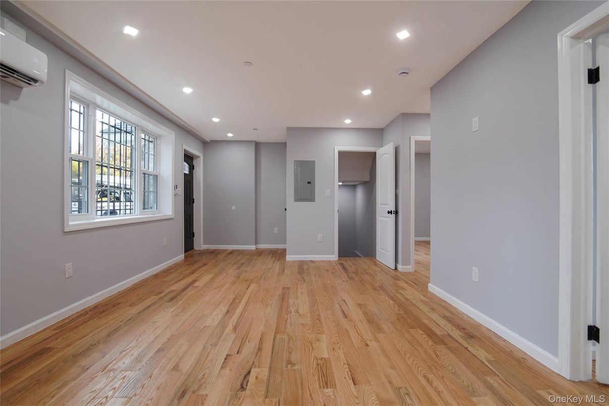 Empty room, Interior, Recessed Lighting, Wood Texture Flooring