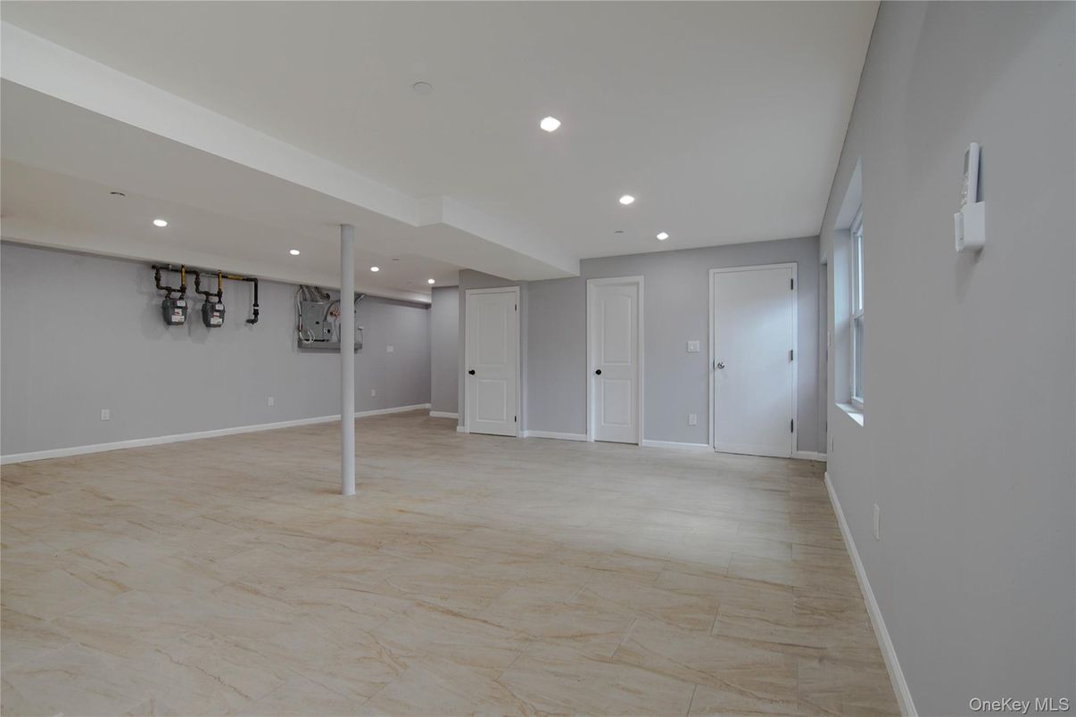 Empty room, Interior, Recessed Lighting