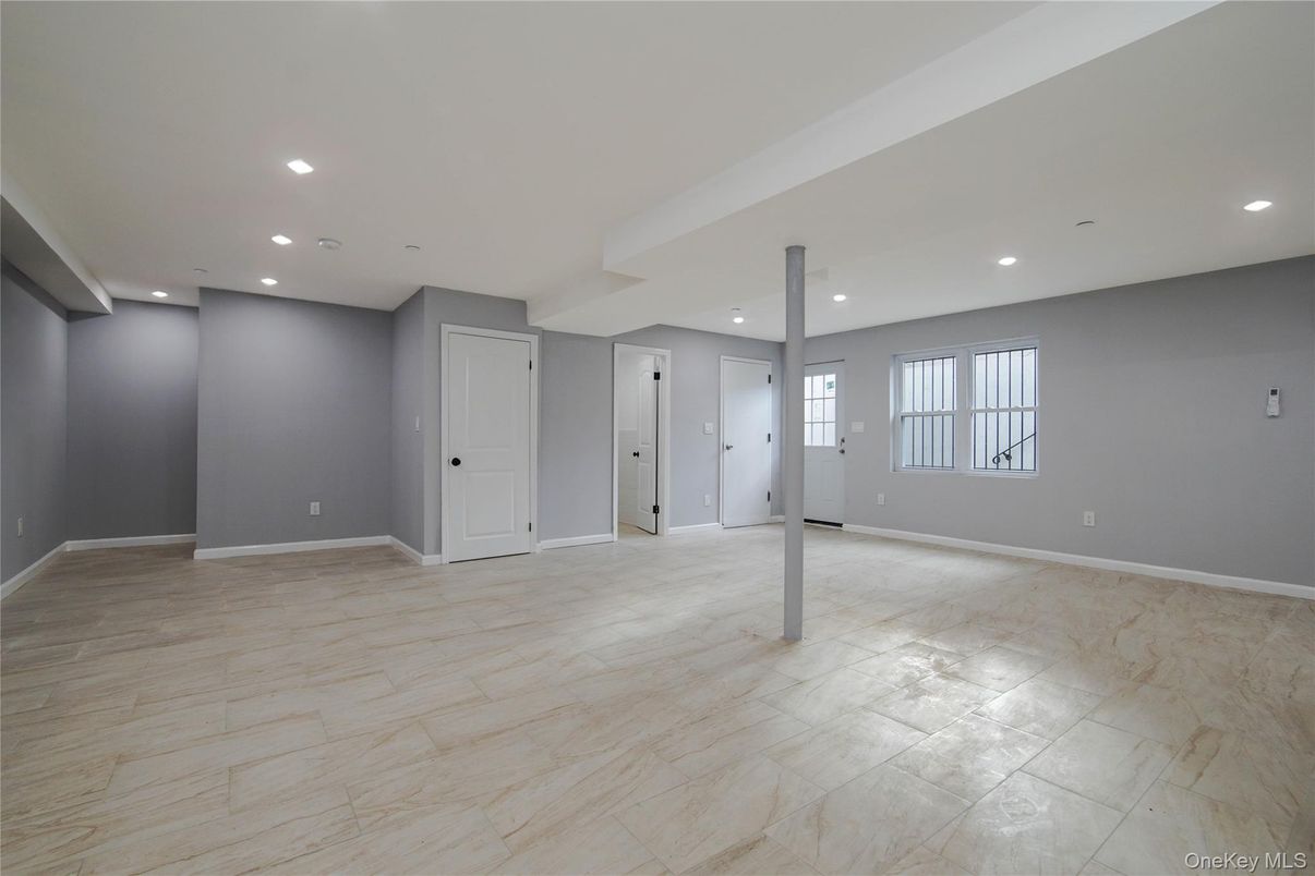 Empty room, Interior, Recessed Lighting