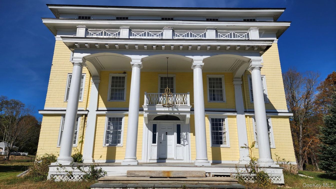 Exterior, Facade, American Foursquare