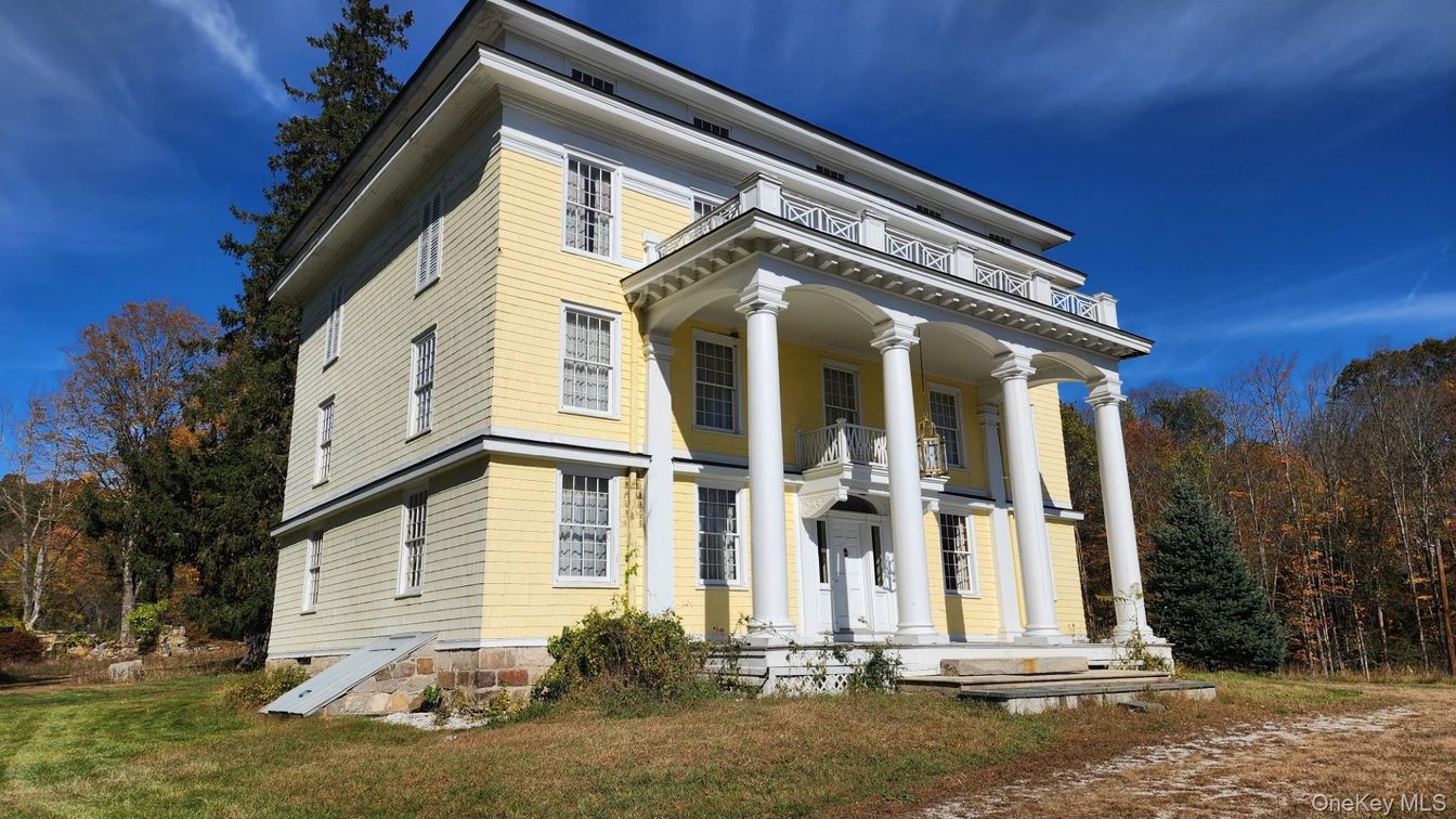 Exterior, Facade, Queen Anne Victorian