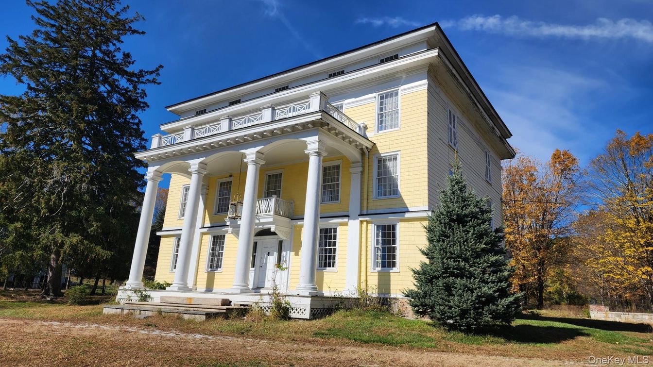 Exterior, Facade, Queen Anne Victorian