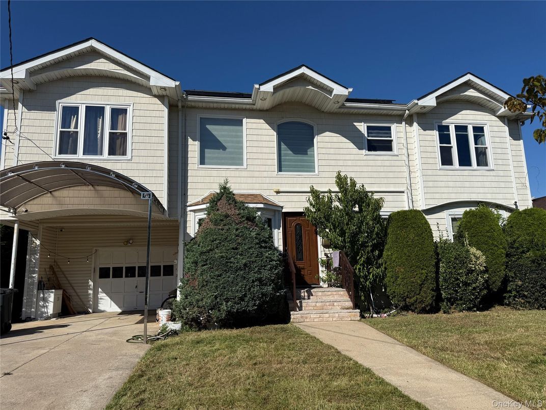 Attached, Exterior, Facade, Rowhouse