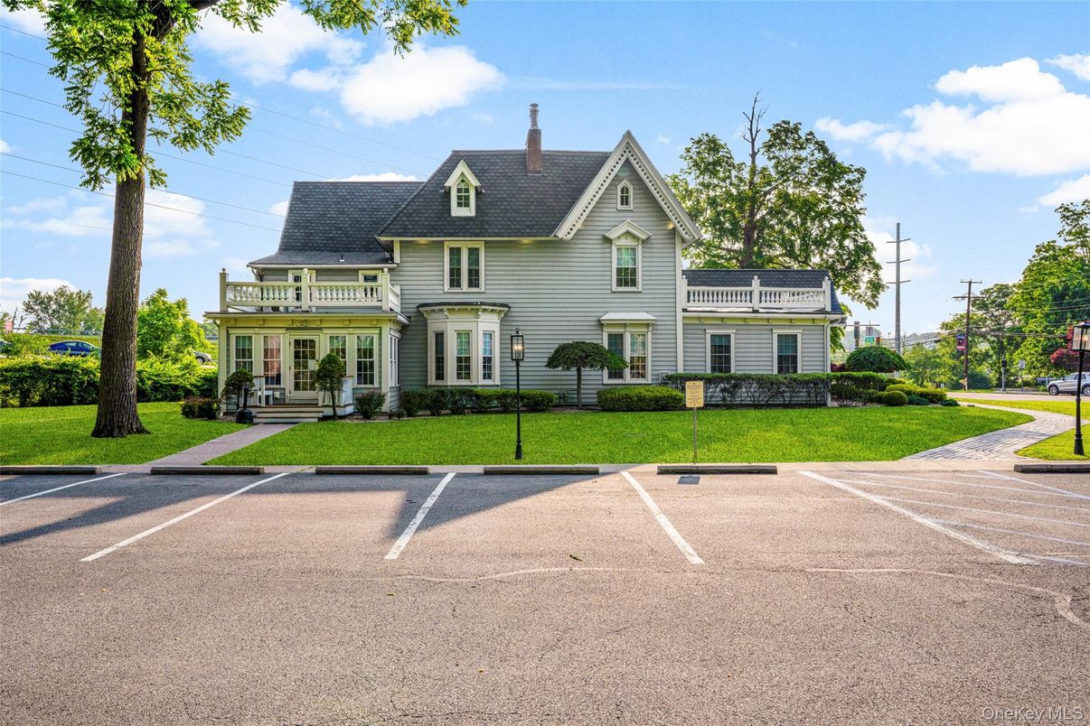 Exterior, Facade, Queen Anne Victorian