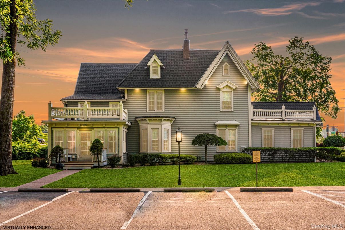 Exterior, Facade, Queen Anne Victorian