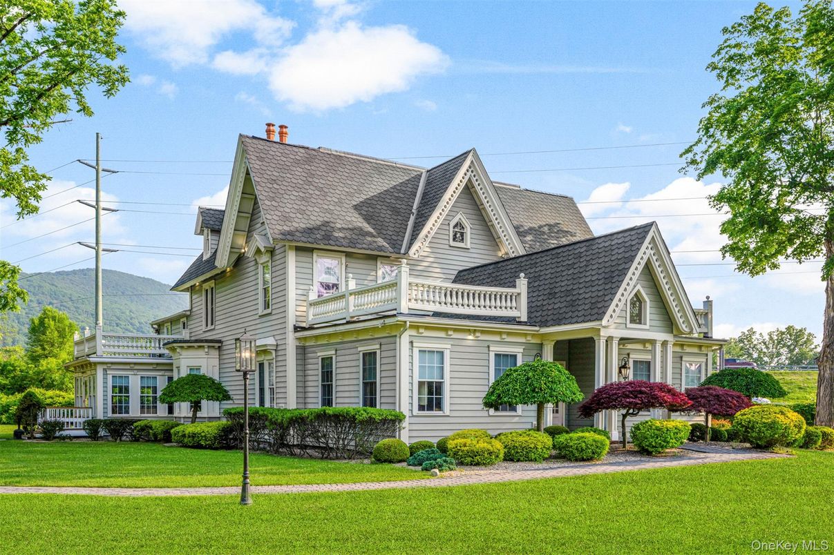 Exterior, Facade, Queen Anne Victorian