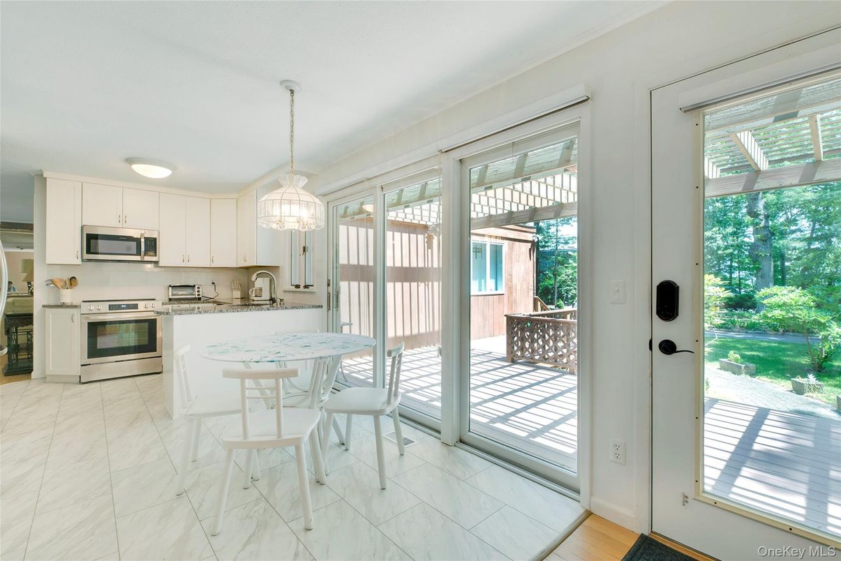 Dining room, Interior, Kitchen, Marble, Pendant Lights, Stainless Steel Appliances