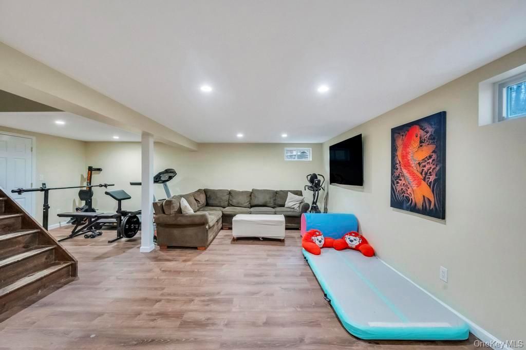 Fitness Equipment, Interior, Living room, Recessed Lighting, Wood Texture Flooring