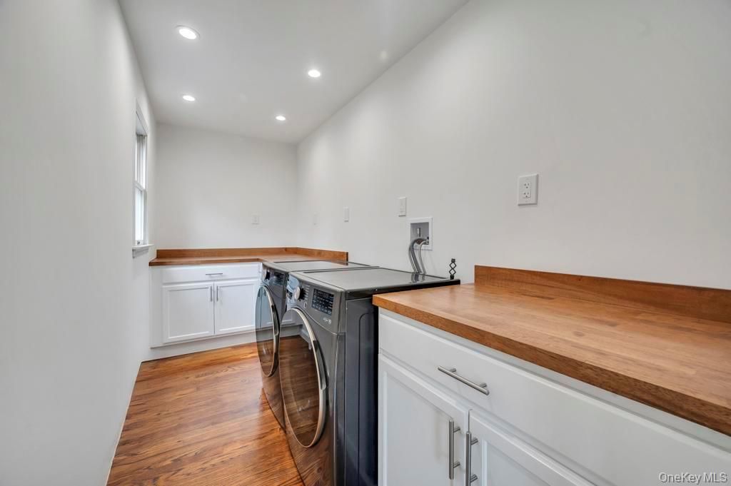 Interior, Recessed Lighting, Washer, Wood Texture Flooring