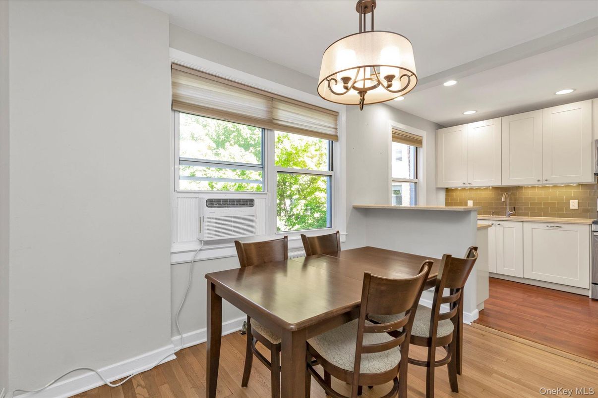 Chandelier, Dining room, Interior, Recessed Lighting, Wood Texture Flooring