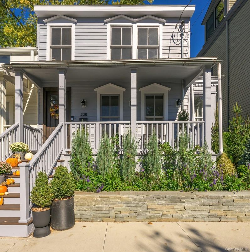 Exterior, Facade, American Foursquare