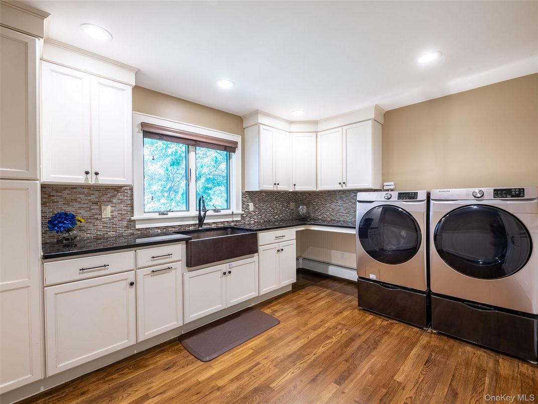 Interior, Recessed Lighting, Washer, Wood Texture Flooring