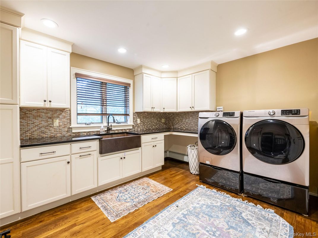 Interior, Recessed Lighting, Washer, Wood Texture Flooring