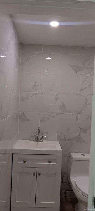 Bathroom, Interior, Marble Walls, Recessed Lighting