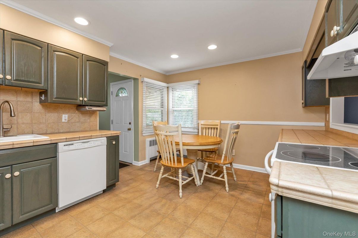 Dining room, Interior, Kitchen, Recessed Lighting, Tile Countertops