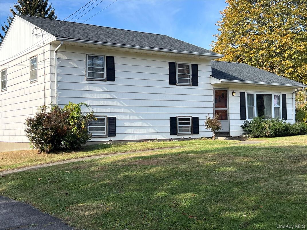 Exterior, Facade, Split Level