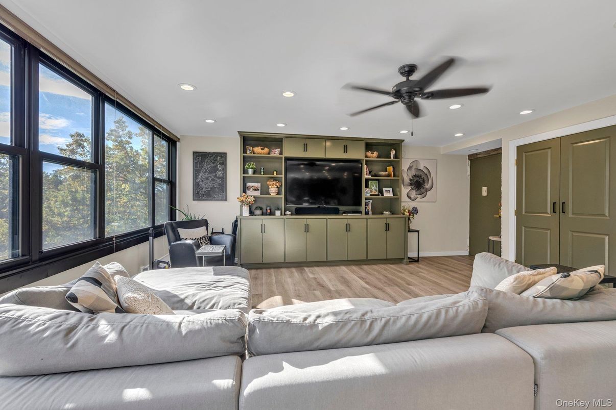 Interior, Recessed Lighting, Wood Texture Flooring