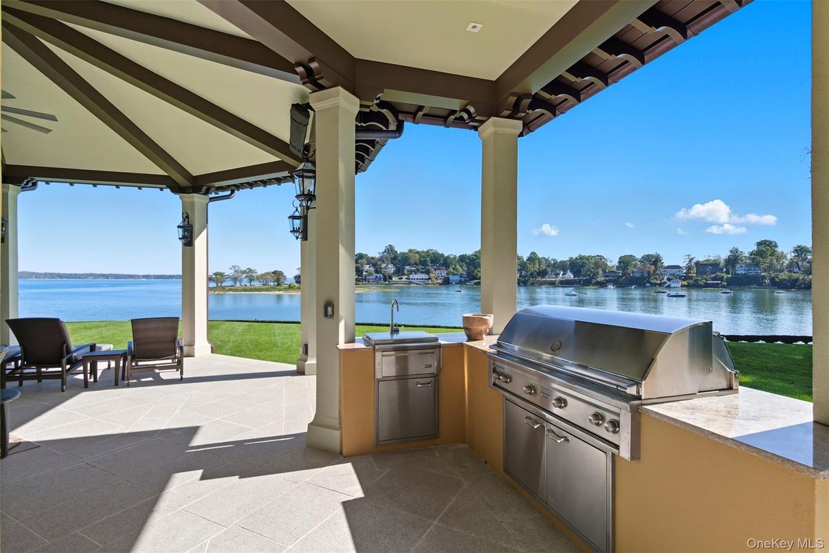 Exterior, Outdoor Kitchen, Water