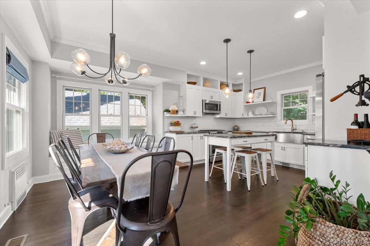 Dining room, Interior, Kitchen, Pendant Lights, Recessed Lighting, Wood Texture Flooring