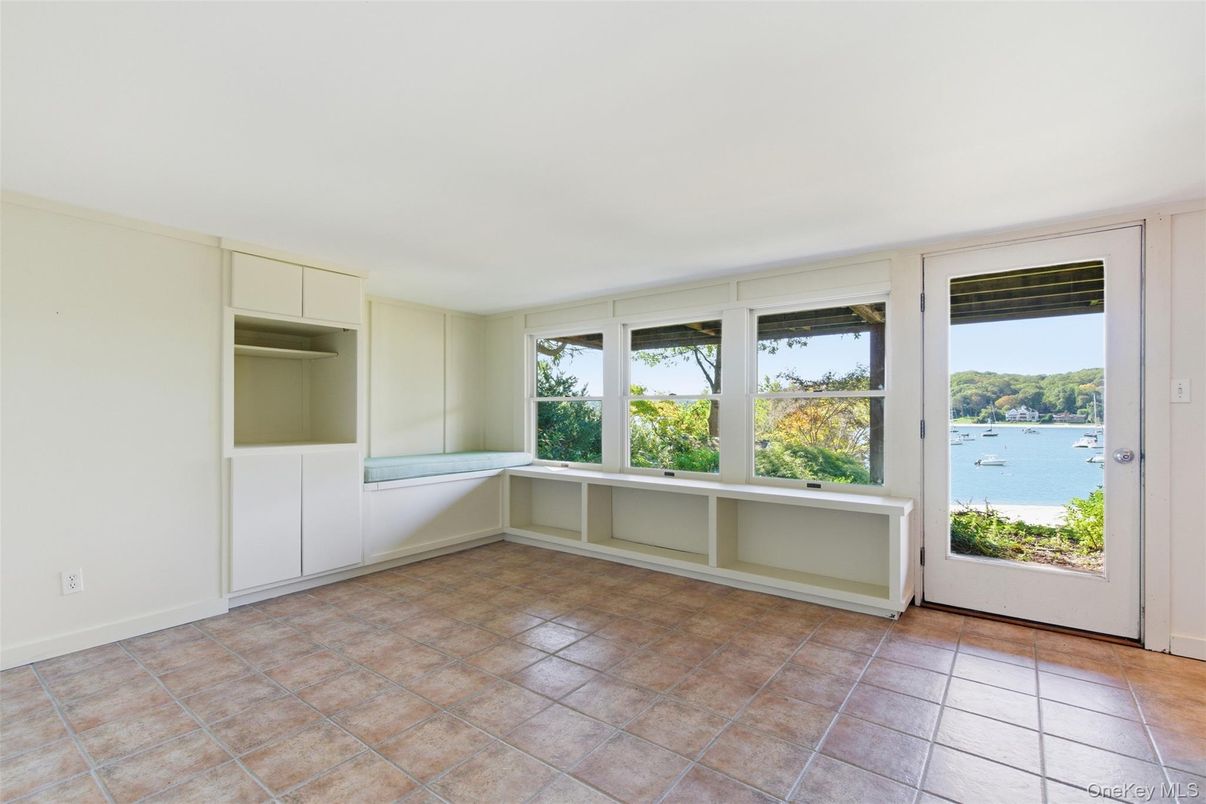 Empty room, Interior, Water