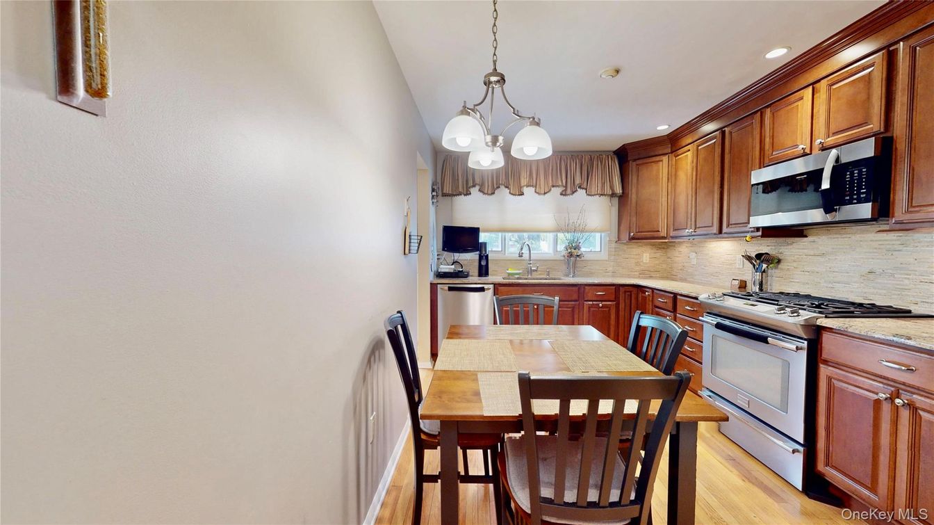 Chandelier, Dining room, Interior, Kitchen, Pendant Lights, Recessed Lighting, Stainless Steel Appliances, Wood Texture Flooring