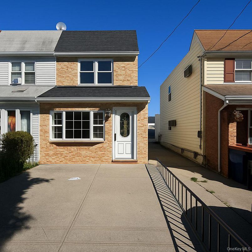 Exterior, Facade, Rowhouse