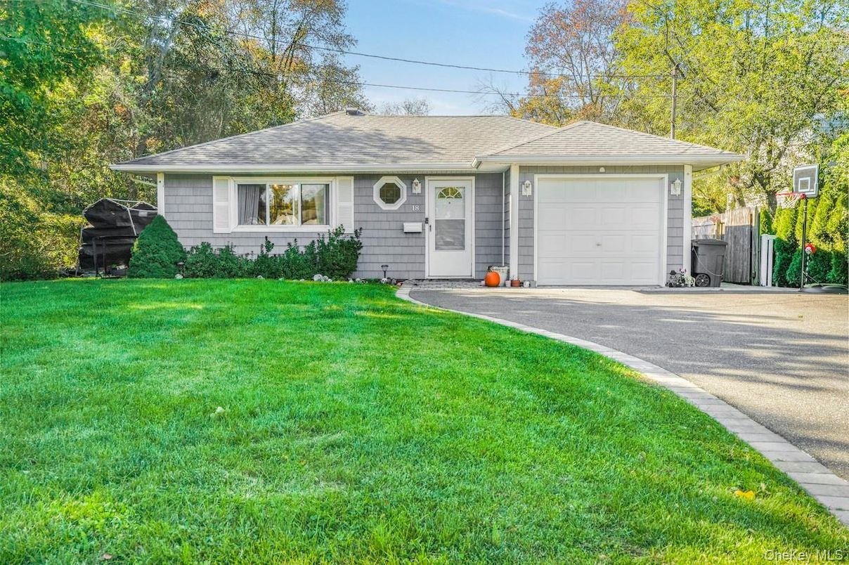 Attached, Exterior, Facade, Ranch