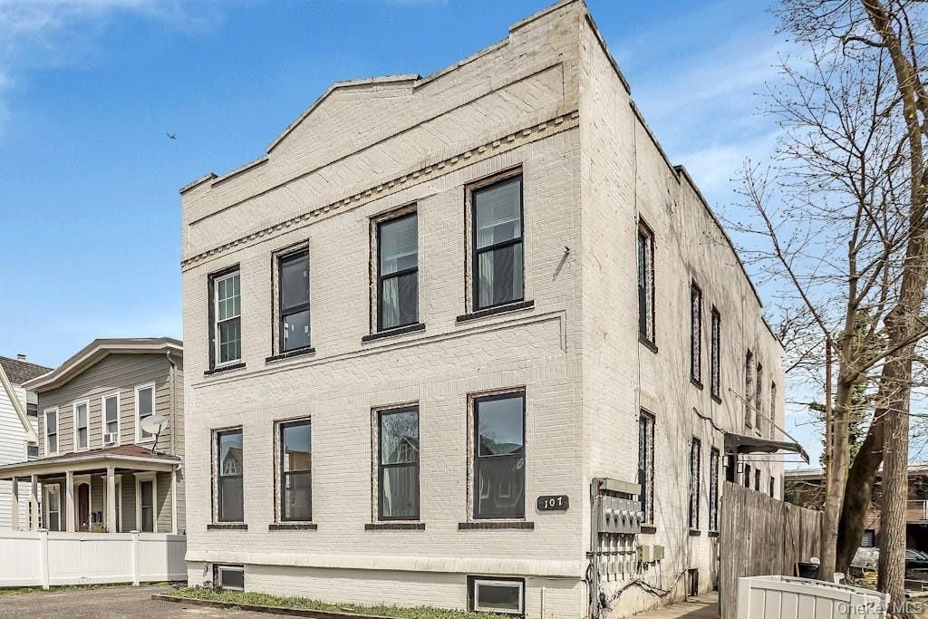 Exterior, Facade, Rowhouse
