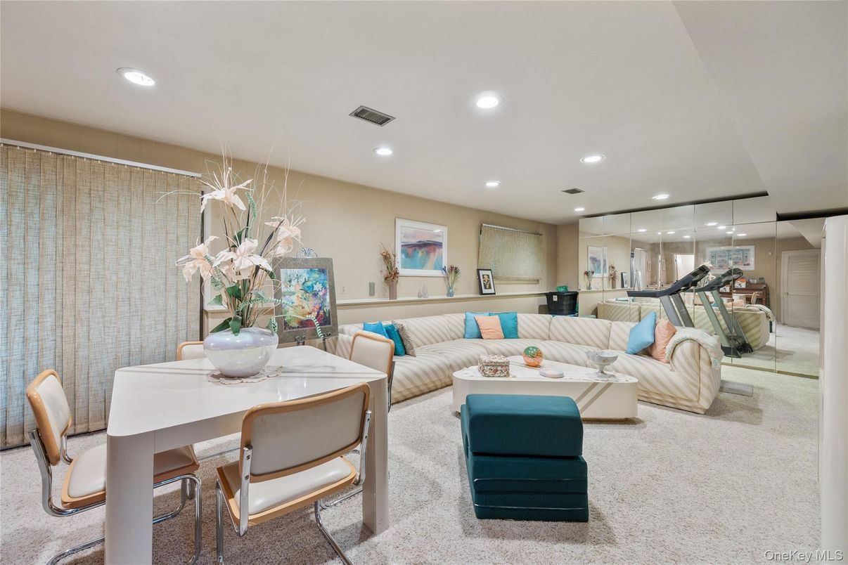Dining room, Fitness Equipment, Interior, Living room, Recessed Lighting