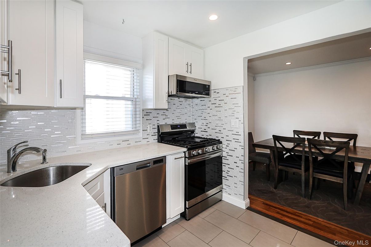 Dining room, Interior, Kitchen, Recessed Lighting, Stainless Steel Appliances