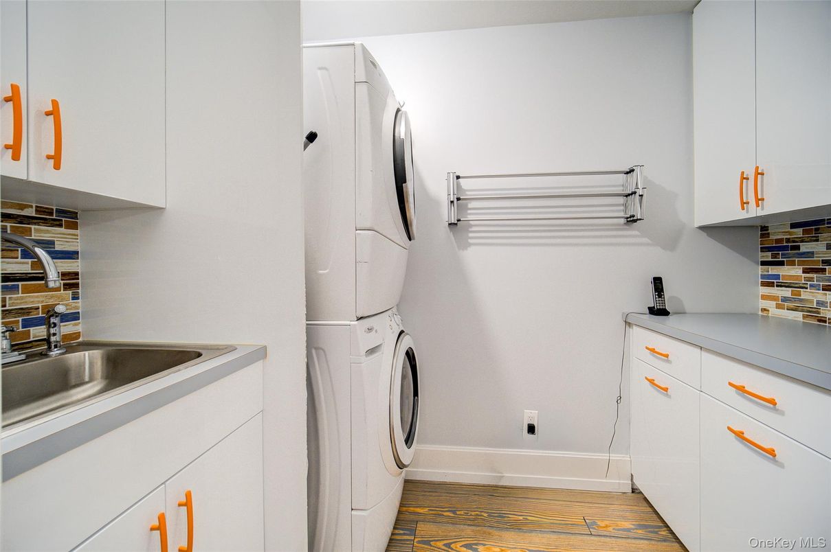 Interior, Washer, Wood Texture Flooring