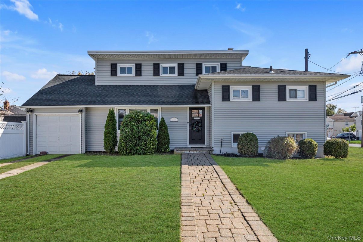 Attached, Exterior, Facade, Split Level