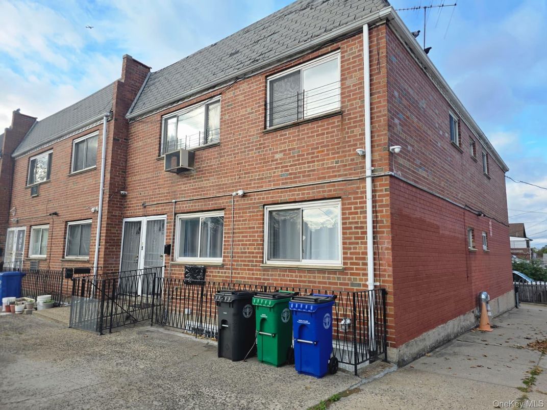 Exterior, Facade, Brick Facade, Rowhouse