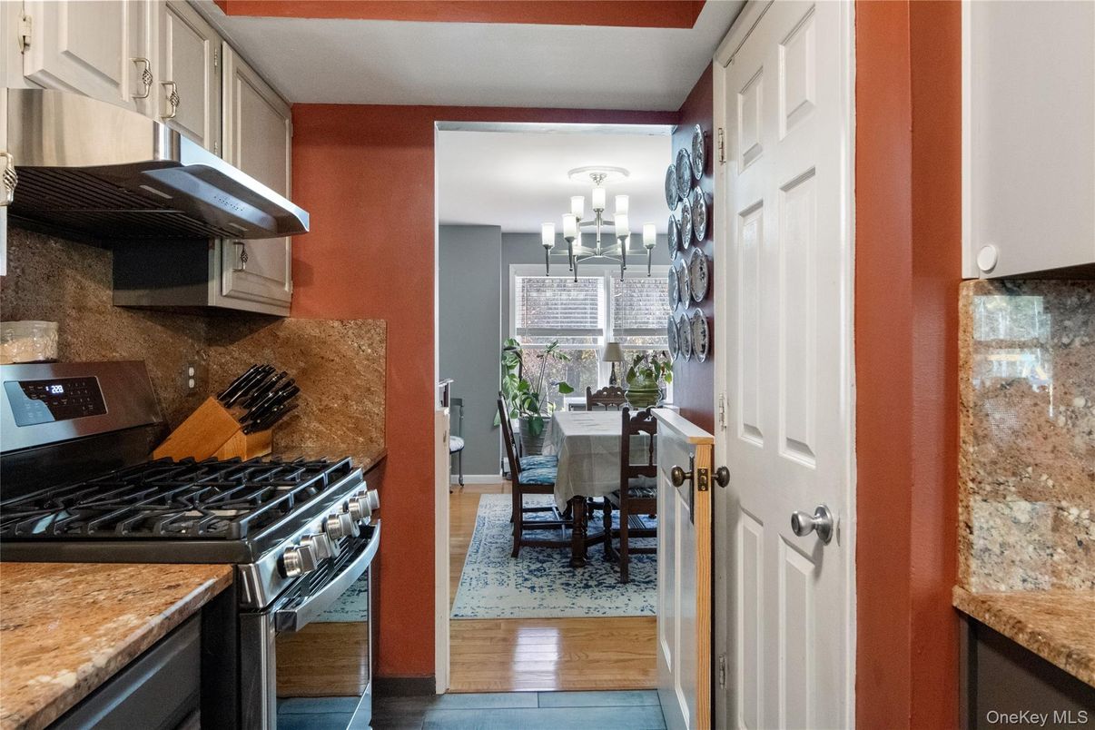 Chandelier, Dining room, Interior, Kitchen, Stainless Steel Appliances, Wood Texture Flooring