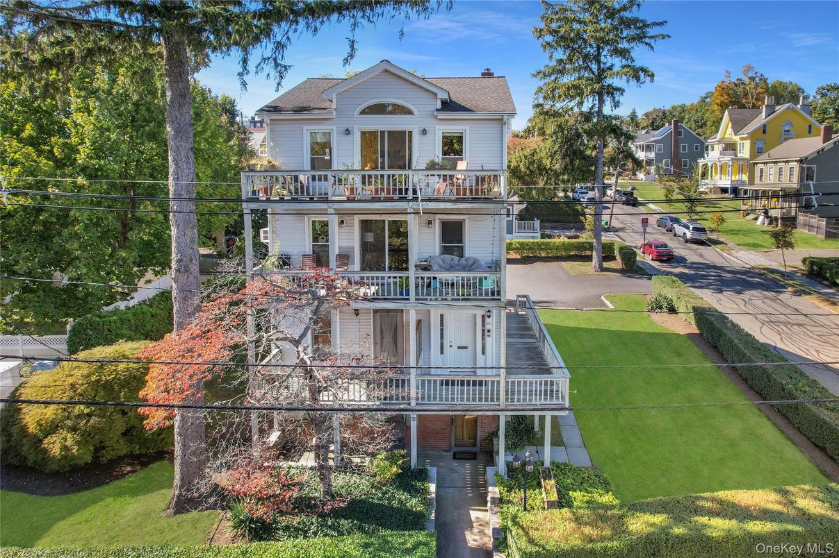 Exterior, Facade, Queen Anne Victorian