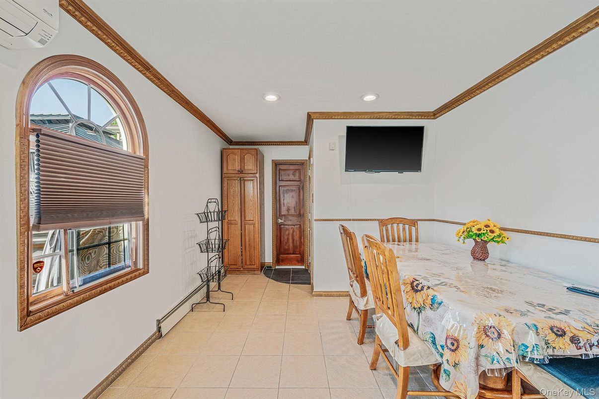 Dining room, Interior, Recessed Lighting