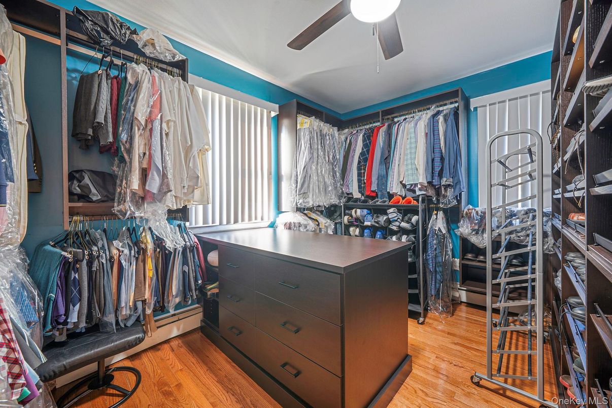 Interior, Walk-in Closets, Wood Texture Flooring