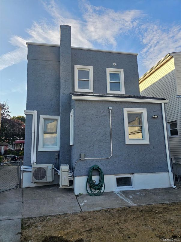 Exterior, Facade, Rowhouse