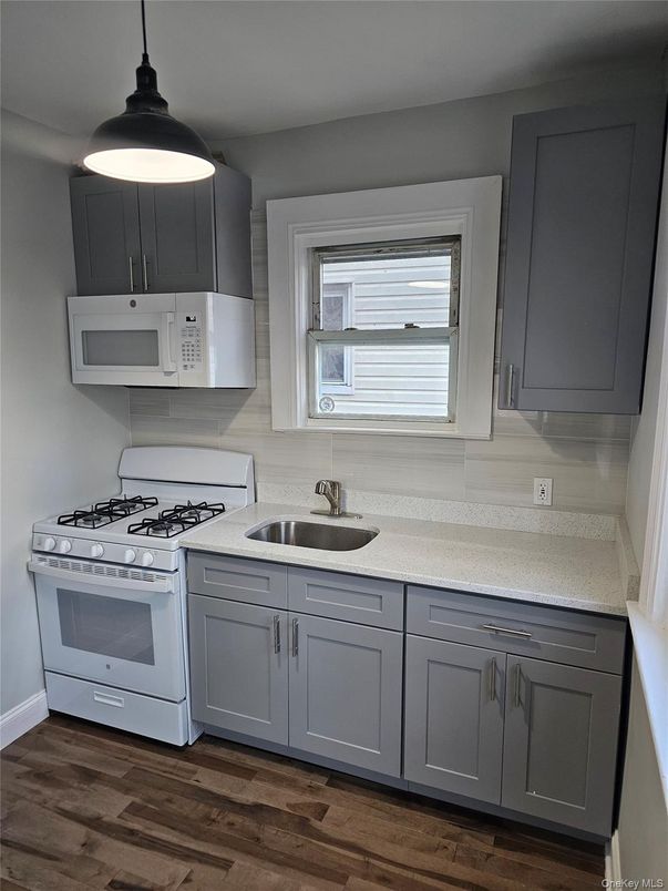 Interior, Kitchen, Pendant Lights, Wood Texture Flooring