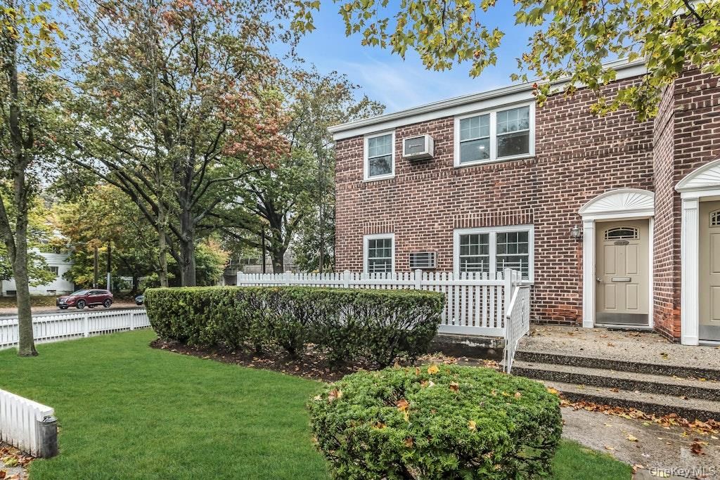 Exterior, Facade, Brick Facade, Georgian