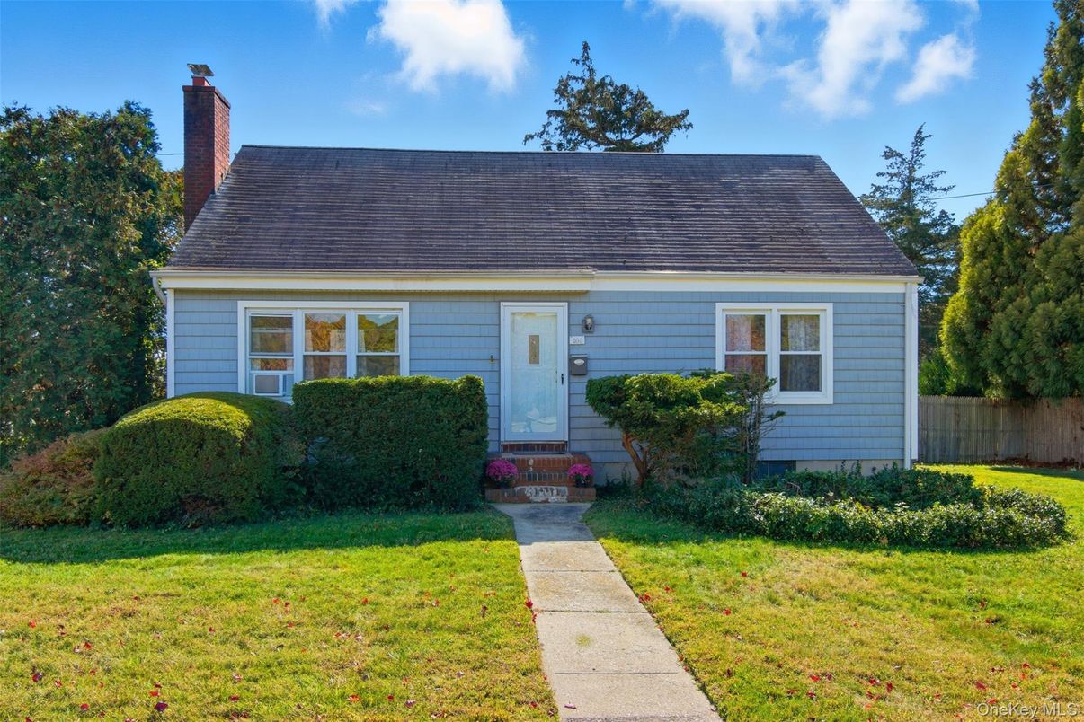 Exterior, Facade, Cape Cod