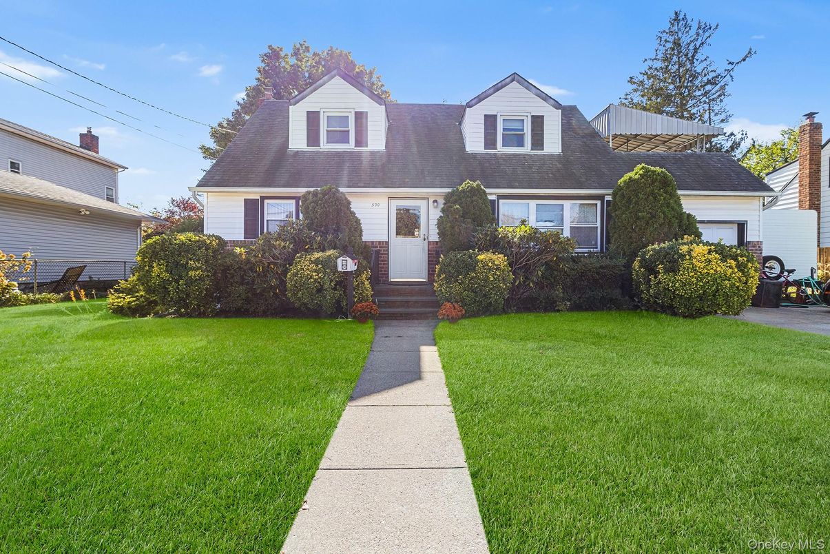 Attached, Exterior, Facade, Cape Cod