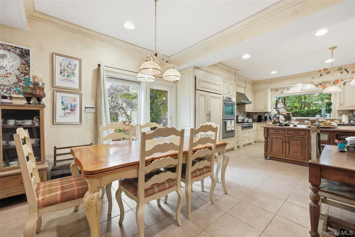 Dining room, Interior, Kitchen, Pendant Lights, Recessed Lighting, Stainless Steel Appliances