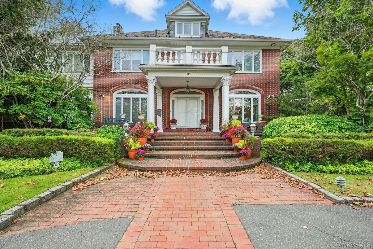 Exterior, Facade, Brick Facade, Georgian