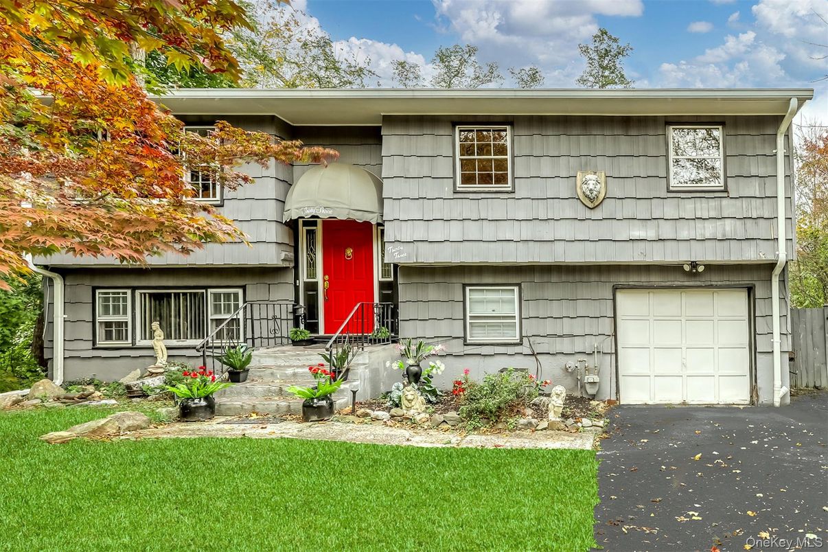 Attached, Exterior, Facade, Raised Ranch
