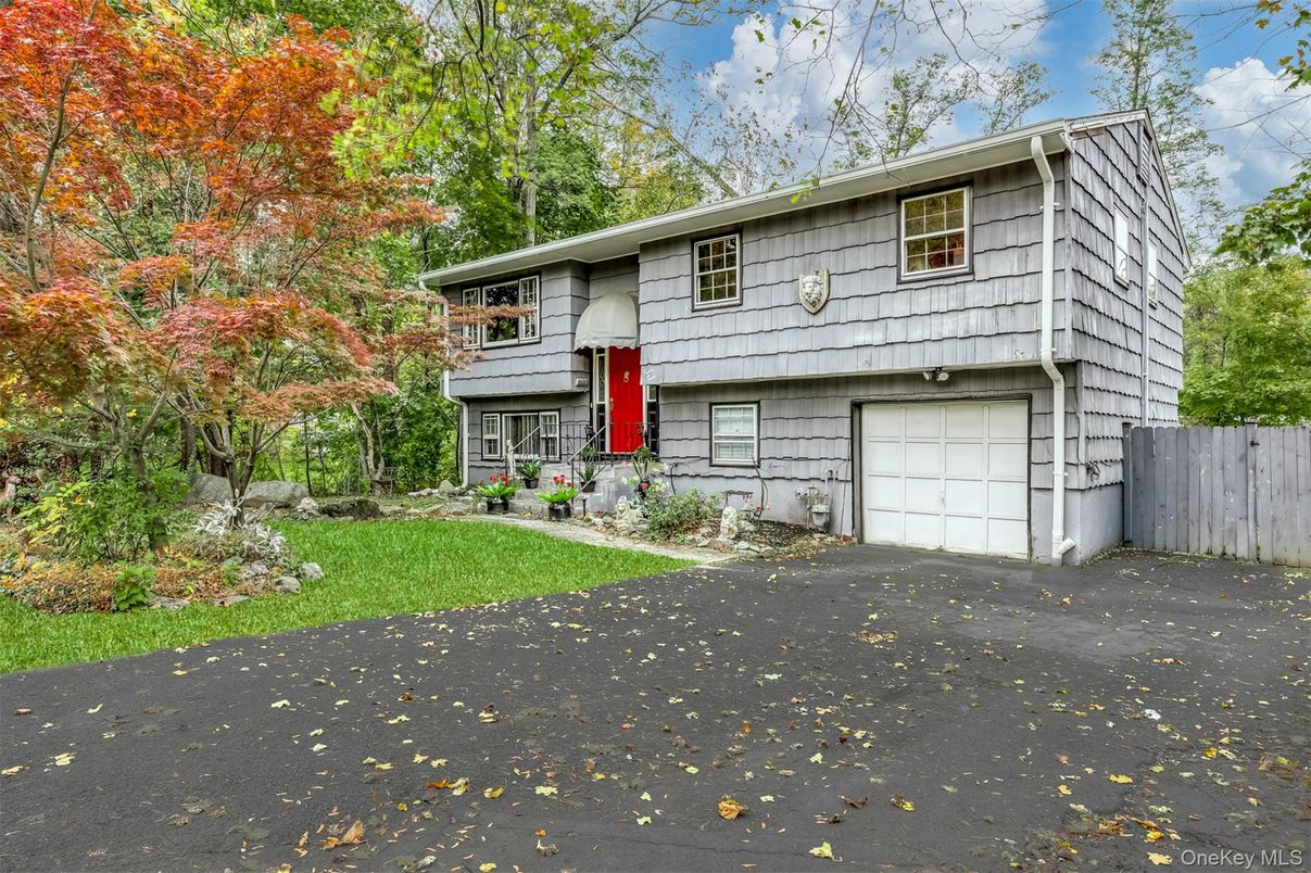 Attached, Exterior, Facade, Raised Ranch