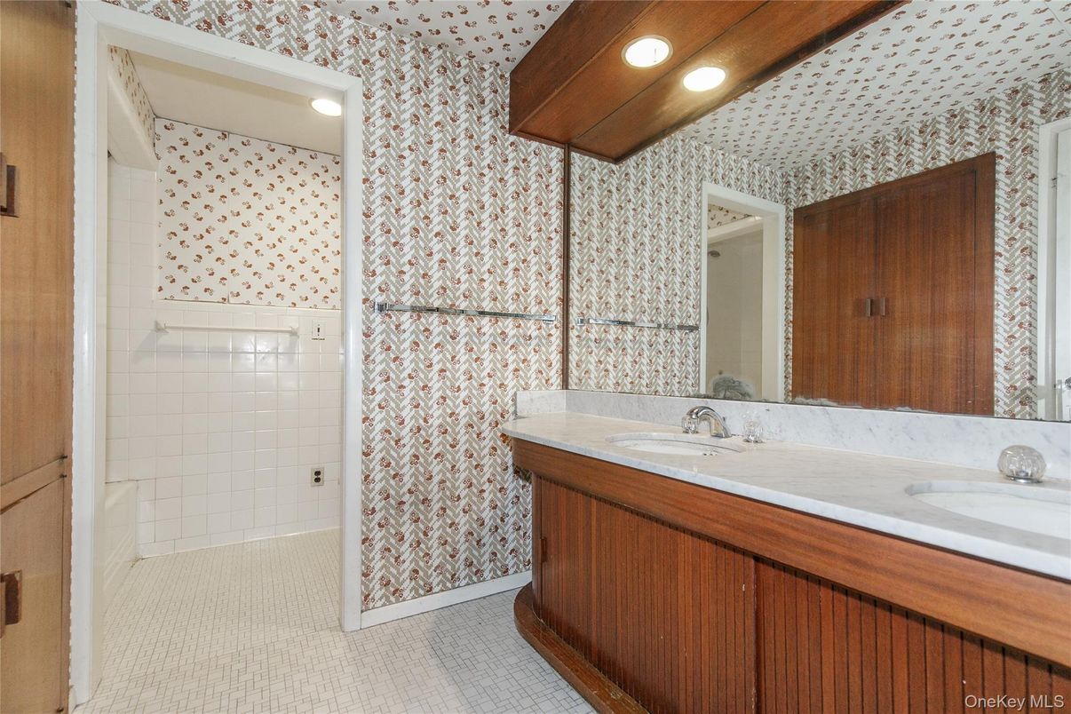 Bathroom, Dual Sink Vanities, Interior, Recessed Lighting