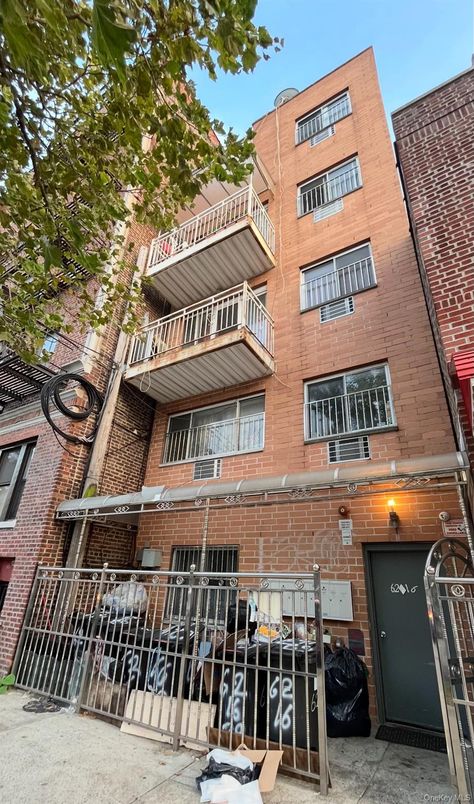Exterior, Facade, Brick Facade, Rowhouse